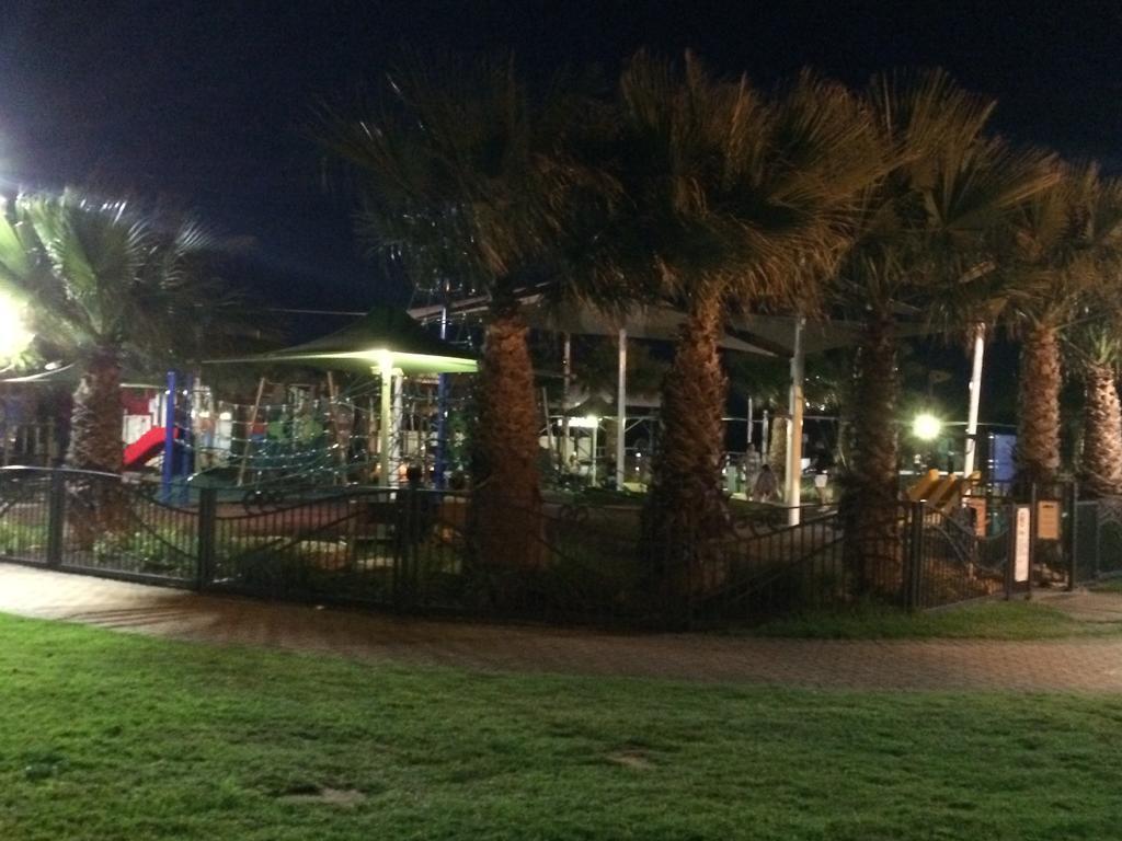 Adelaide - Semaphore Beach Front Bagian luar foto