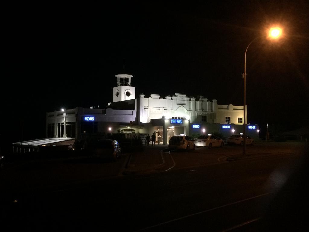 Adelaide - Semaphore Beach Front Bagian luar foto