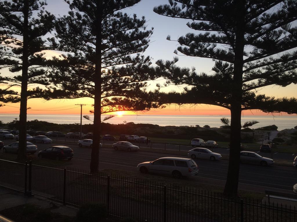 Adelaide - Semaphore Beach Front Bagian luar foto